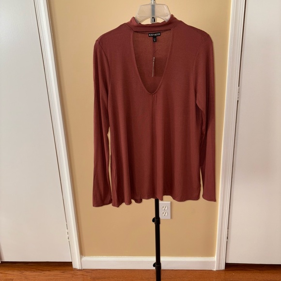 Express Cut Out Neck Top - Picture 3 of 6